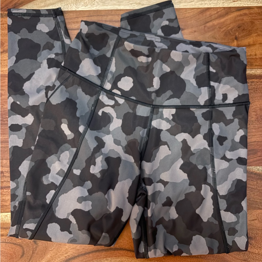 ATHLETA Camouflage Print Leggings with zipper pocket. Size small